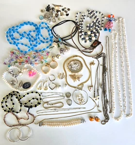 Lote de 40+ piezas chatarra vintage dañada bisutería piezas reparaciones cosecha Destash - Imagen 1 de 18