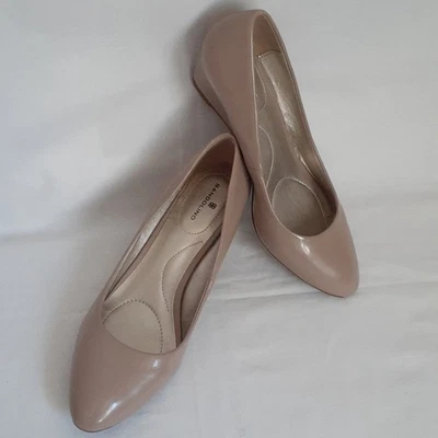 Zapatos de salón para mujer Bandolino punta almendra tacón de cuña talla 7,5 imitación cuero beige 2" Foto 1 de 4