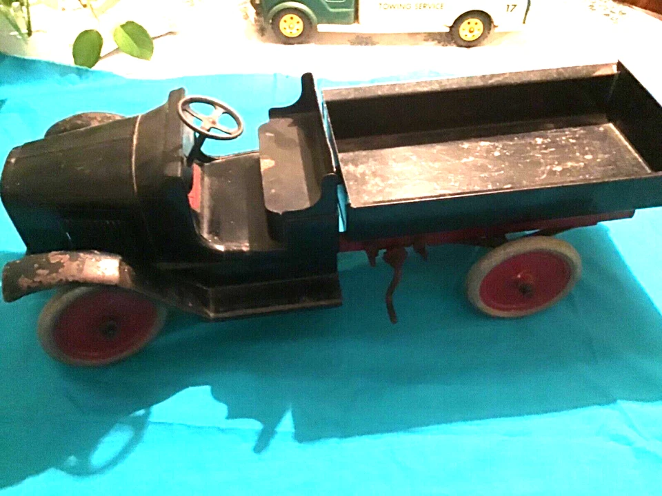 BUDDY L PRESSED STEEL CHAIN LIFT DUMP TRUCK 24” - Image 1 of 4