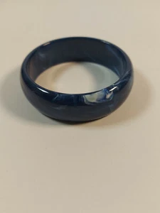 Brazalete de plástico azul y blanco mármol - Imagen 1 de 9