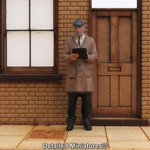 DETAILED MINIATURES DM358 PAINTED O GAUGE 1/43RD FIGURE - SHEDMASTER & CLIPBOARD - Picture 1 of 4