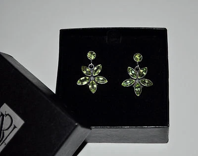 Pendientes colgantes con diseño de flores de piedras preciosas de peridoto Nicky Butler en plata de ley Foto 1 de 2