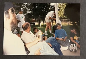 FOTO D'EPOCA TROVATA FOTO Persone sedute nel retro patio che bevono birra - Foto 1 di 3