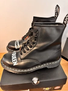 Stivali Dr Martens 60 anni Sex Pistols God Save The Queen nuovi con scatola taglia UK 9  - Foto 1 di 24