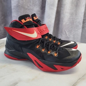 Nike Lebron Zoom Solider XIII 8 Uomo Taglia 13 Nero Rosso - Foto 1 di 14