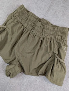 Pantalones cortos Free People FP Movement para mujer M verde oliva coquetea tiro alto - Imagen 1 de 7
