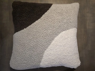 Almohada Nube Ugg 20 X 20 Cedro Quemado Foto 1 de 4