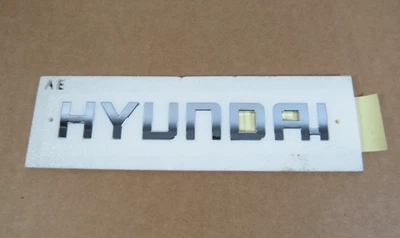 2006-2010 HYUNDAI AZERA SONATA EMBLEMA PARA PLACA DE IDENTIFICAÇÃO DE CRACHÁ DE PORTA-MALAS TRASEIRO FABRICANTE DE EQUIPAMENTO ORIGINAL - Imagem 1 de 4