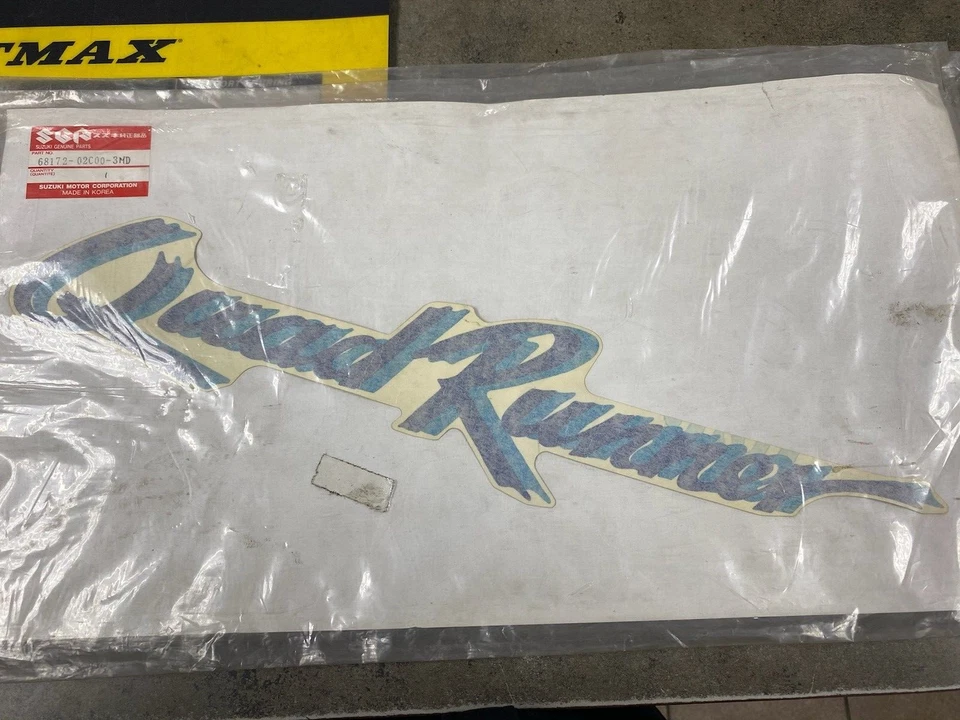 LT160E 1989-1992 QUADRUNNER GUARDABARROS TRASERO EMBLEMA 68172-02C00-3MD Foto 1 de 1