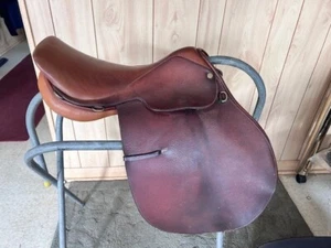 SELLA COLLEGIALE contatto stretto A/P 16 1/2" marrone albero stretto *BELLA PELLE DI MAIALE - Foto 1 di 6