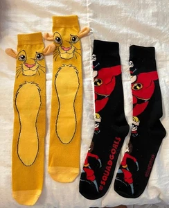 CALCETINES ADULTOS DISNEY/PIXAR (2) CALCETINES DISNEY LION KING HASTA LA RODILLA E INCREÍBLES CREW - Imagen 1 de 2
