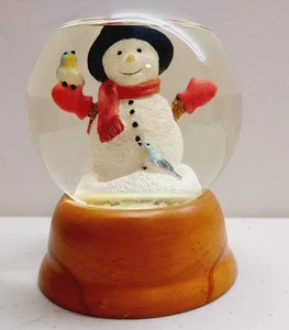 Muñeco de nieve Globo de nieve Eddie Bauer vintage 1999 con base de madera de pájaros - Imagen 1 de 6