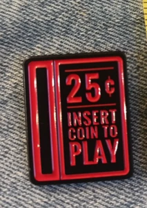 25 CENTS- INSERT TO PLAY-VINTAGE JUCKBOX- ENAMEL / LAPEL PIN-NEXT DAY SHIPPING - Picture 1 of 2