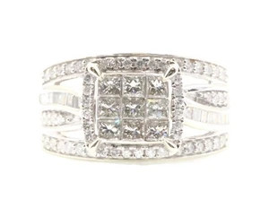 Anillo de compromiso con halo de oro blanco de 10 quilates de diamantes redondos y baguette de princesa de 1,80 quilates - Imagen 1 de 17