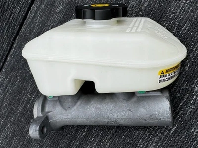 Nuevo cilindro maestro de freno hidráulico OEM 2006-2011 Cadillac DTS con depósito Foto 1 de 3