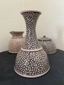 Signierte Studiokeramik Vase Milchkännchen Zuckerdose grau rosa erhaben gepunktet 4 Stück - Bild 1 von 21