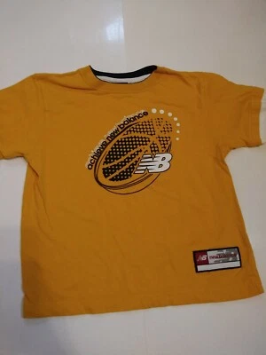 Camiseta deportiva amarilla New Balance para niños talla 7 Foto 1 de 4