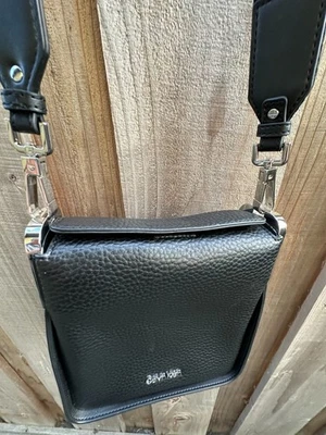 CALVIN Klein Fay tiracolo ajustável pequena com fecho superior magnético LOC PURCL - Imagem 1 de 4