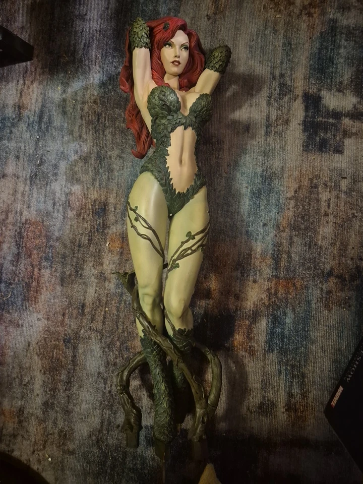 Figura Formato Premium Sideshow Poison Ivy Green with Envy Variant DC 61/150 Foto 1 de 3