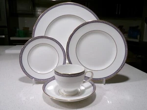 WEDGWOOD PALATIA COMPLETE PLACE SETTING - Picture 1 of 4