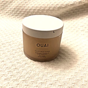 Nuovissimo OUAI Scrub per cuoio capelluto e corpo Melrose Place 8,8 once 250 g - Foto 1 di 3