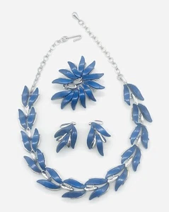 Juego de broches y pendientes de hoja de flor de lucita azul claudette firmado de colección - Imagen 1 de 22