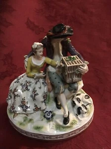 Estatuilla antigua de pareja romántica de porcelana Volkstedt perro jaula para pájaros alemana - Imagen 1 de 8