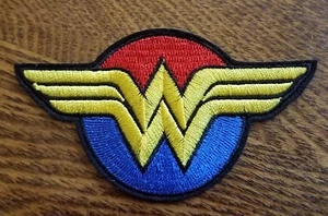 Parche con logotipo rojo y azul de Wonder Woman de 4 pulgadas de ancho - Imagen 1 de 3