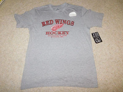 НОВЫЙ С ЯРЛЫКАМИ КОРОТКИЙ РУКАВ ЭКРАН НАПЕЧАТАНО NHL ДЕТРОЙТ REDWINGS ХОККЕЙНАЯ РУБАШКА РАЗМЕР БОЛЬШОЙ - Изображение 1 из 3