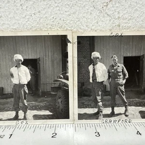 Vintage Schnappschuss Foto WWII US Soldaten im Pelzmantel & Mütze Pfeife rauchend lustig - Bild 1 von 4