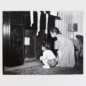 Teenie Harris Foto 11x14 "Zwei Mädchen suchen Weihnachtsmann" - Bild 1 von 5