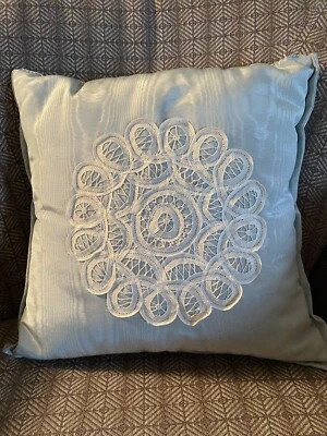 Almohada decorativa tafetán verde pálido 14x14" núcleo de cabaña Foto 1 de 4