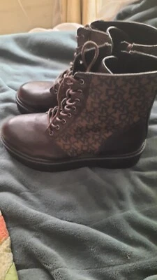 Botas de cuero veganas DKNY Roselyn con cordones al tobillo firma bloque combate talla 8  Foto 1 de 4