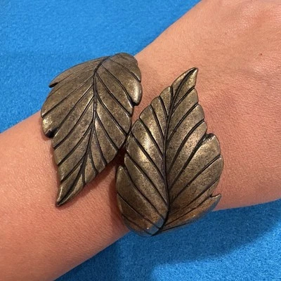 Brazalete bohemio vintage con bisagras tono latón envolvente hojas  Foto 1 de 4
