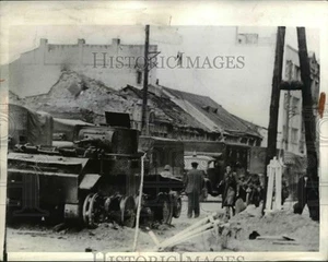 Foto de prensa 1941 Un tanque soviético desierto con sus bandas de rodadura arrancadas de las ruedas - Imagen 1 de 2
