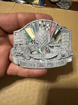 De colección Peltre Indianapolis Speedway 500 Hebilla de Cinturón Caballeros Arranca Tus Motores  Foto 1 de 4