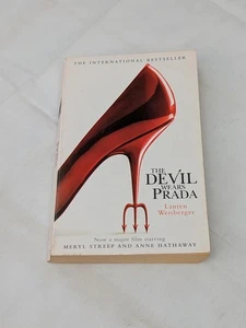 The Devil Wears Prada by Lauren Weisberger - Paperback Book - Foto 1 di 4