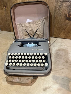 Máquina de escribir Smith Corona vintage con estuche de cuero sin probar Foto 1 de 3