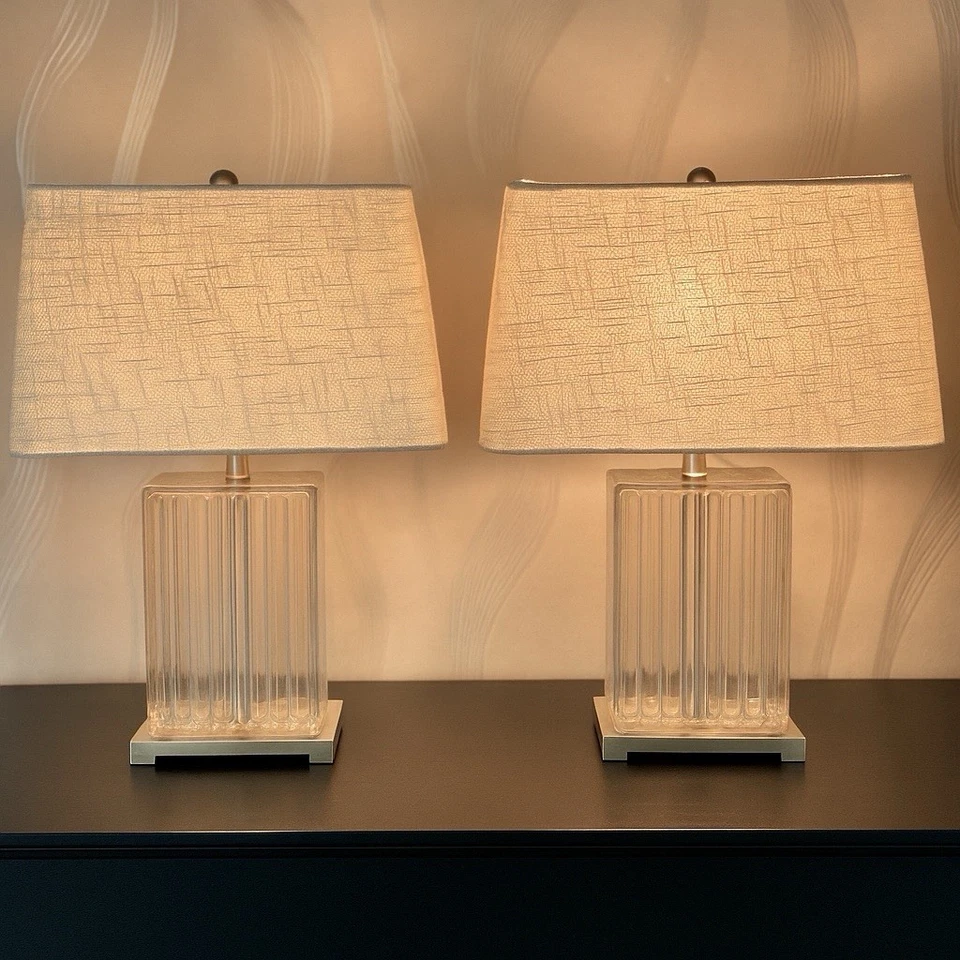 Par de Lámparas de Mesa de Vidrio Acanalado Base de Níquel Cepillado - Estilo de Iluminación Dimond Moderno Foto 1 de 4