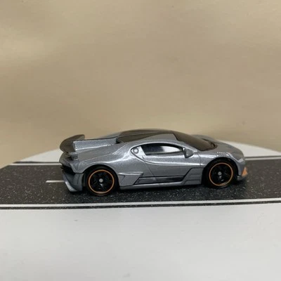 Caja de cerillas 2023 70 años edición especial 2018 Bugatti Divo plata/naranja 1:64 casi nuevo Foto 1 de 4