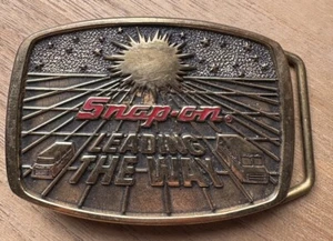 VINTAGE 1988 **SNAP-ON LEADING THE WAY** TOOLS SOLID BRASS BELT BUCKLE SSX-1222 - Picture 1 of 4