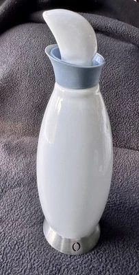 Crueta Trudeau Bianca blanca y base superior de acero inoxidable de 9" Foto 1 de 4