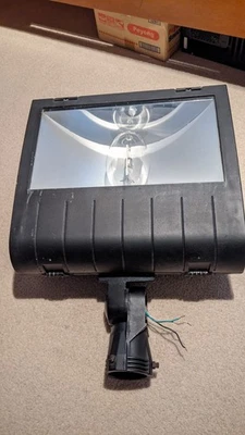 Cooper Lumark NightHawk 3 flood light fixture. 400w metal halide M59 used - Image 1 of 4