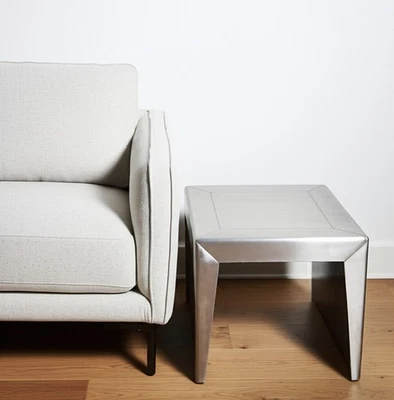 Mesa auxiliar cuadrada de trineo de aluminio plateado y madera maciza de 24" Foto 1 de 4