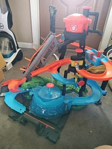 Hot Wheels Ultimate Gator Car Wash Play Set w/ Color Shifters Car W/ 17 Cars - Picture 1 of 21