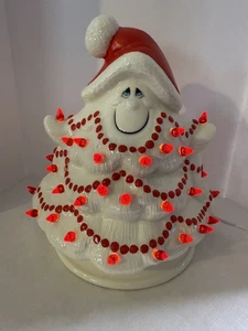 Keramik Weihnachtsbaum beleuchtet Smiley Gesicht weiß mit rotem Hut skurril Vintage - Bild 1 von 11
