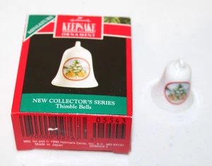 Hallmark Miniatura Ornamento Campanas Dedal 1ª en Serie 1990 Porcelana En Caja - Imagen 1 de 4