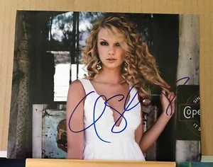 AUTOGRAPH PHOTO - TAYLOR SWIFT (a) - 8 x 10 - Picture 1 of 1