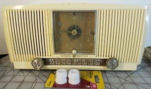 VINTAGE 60's GENERAL ELECTRIC VACUM TUBE CLOCK RADIO - Picture 1 of 24