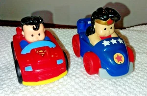 Fisher-Price Little People Wheelies Wonder Woman, Superman Fahrzeuge 2 Stück - Bild 1 von 3